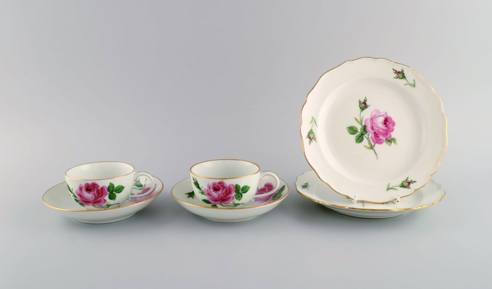 Meissen Pink Rose. Two teacups with saucers and two plates in hand-painted porcelain with gold edge. (1 of 6)