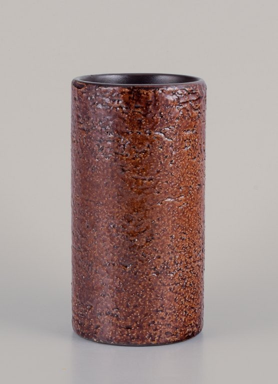 Ingrid Atterberg for Upsala Ekeby, Sweden. Ceramic vase with glaze in brown hues.: Ingrid Atterberg for Upsala Ekeby, Sweden. Ceramic vase with glaze in brown hues. Model: 1034/201 Approximately from the 1960s. In excellent condition. Marked. Dimensions: H 18.0 cm x D 9.0 cm. Reserv