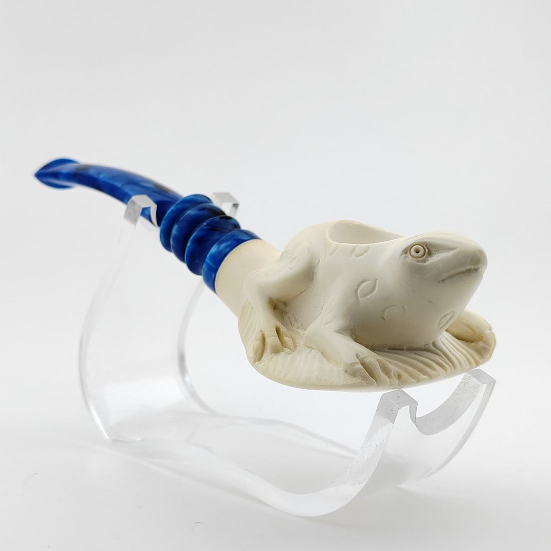 Frog Meerschaum Pipe: Title: Frog Meerschaum Pipe Materials: Meerschaum Dimension: 5.5 inch (14cm) Additional Information: Frog,Hand carved Meerschaum Pipe. Made in Turkey,Eskisehir by Meerschaum Carve Master.Best Quality 