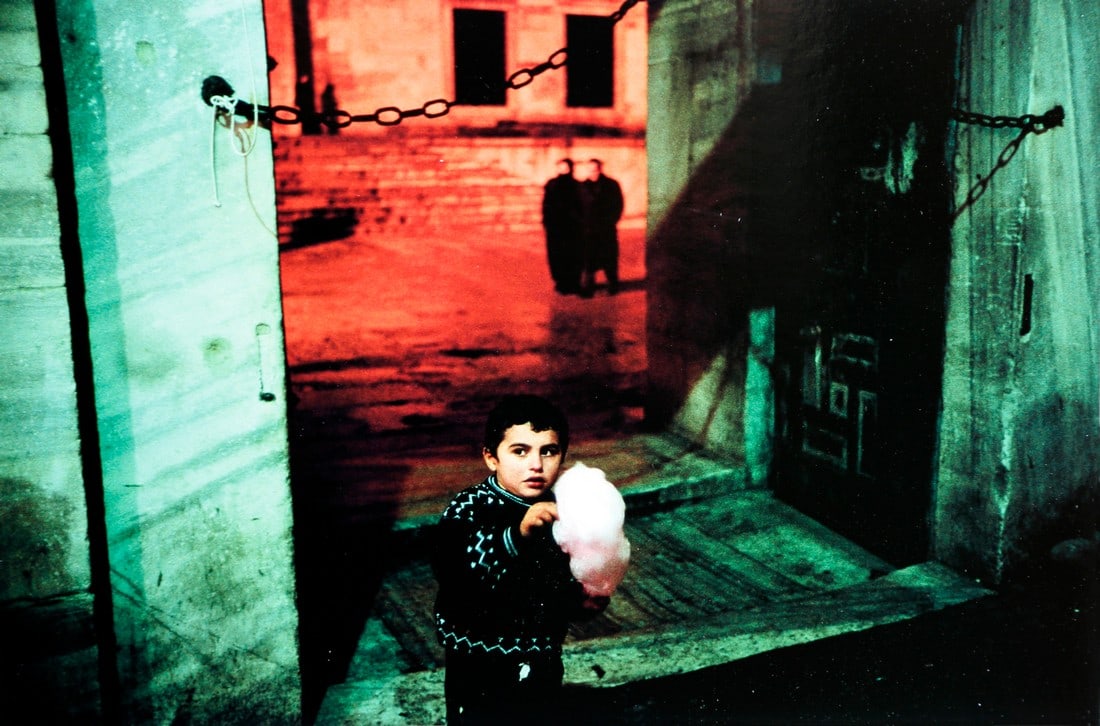 Alex Webb: TURKEY. Istanbul. 2001. Outside of the Blue Mosque during Ramadan., 2001 (1 of 1)