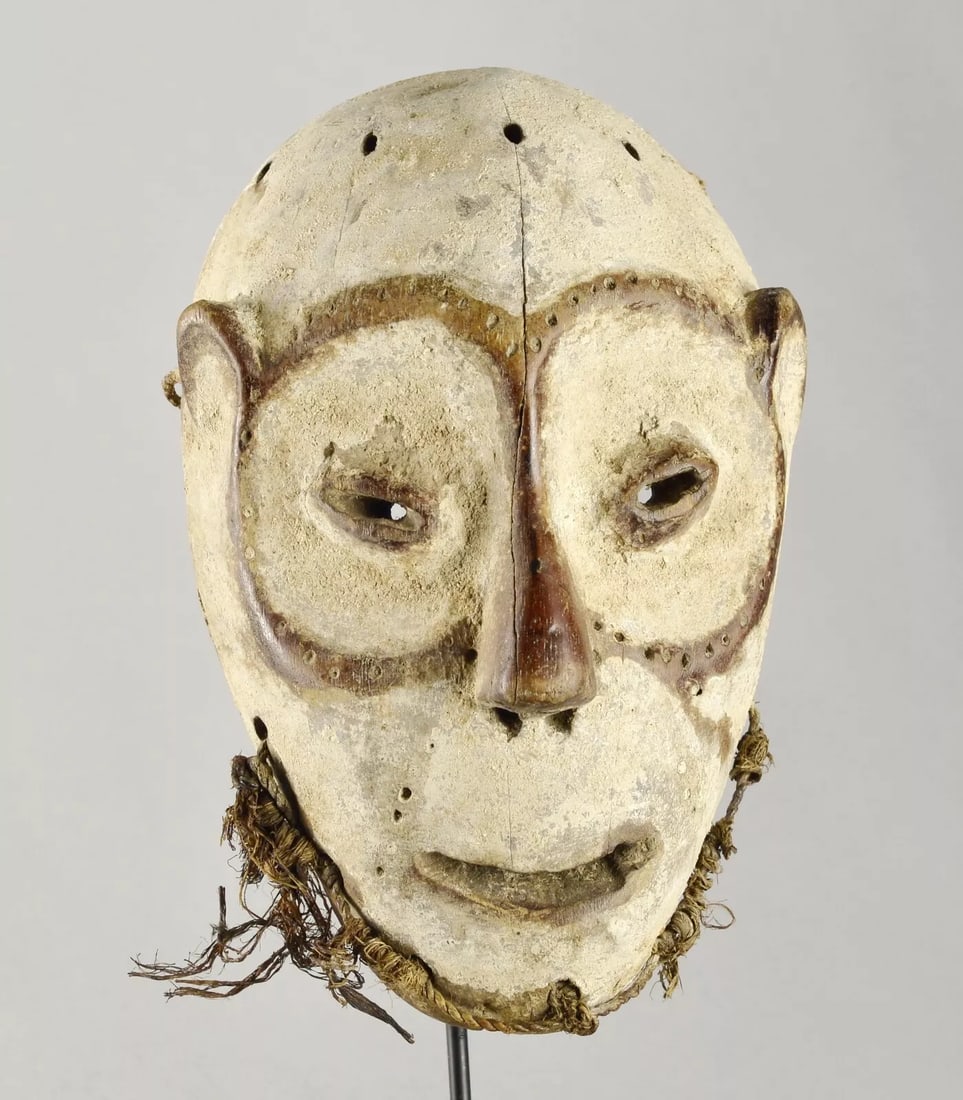 Superb LEGA Wood idimu Mask Bwami Cult Congo Zaire DRC African Tribal Art 1519: CONGO DRC SUPERB LEGA BWAMI IDIMU MASK The face is entirely covered with kaolin Around the eyes, the ears and the nose, we can see the wood Scarifications (small holes) in circles around the eyes A lu