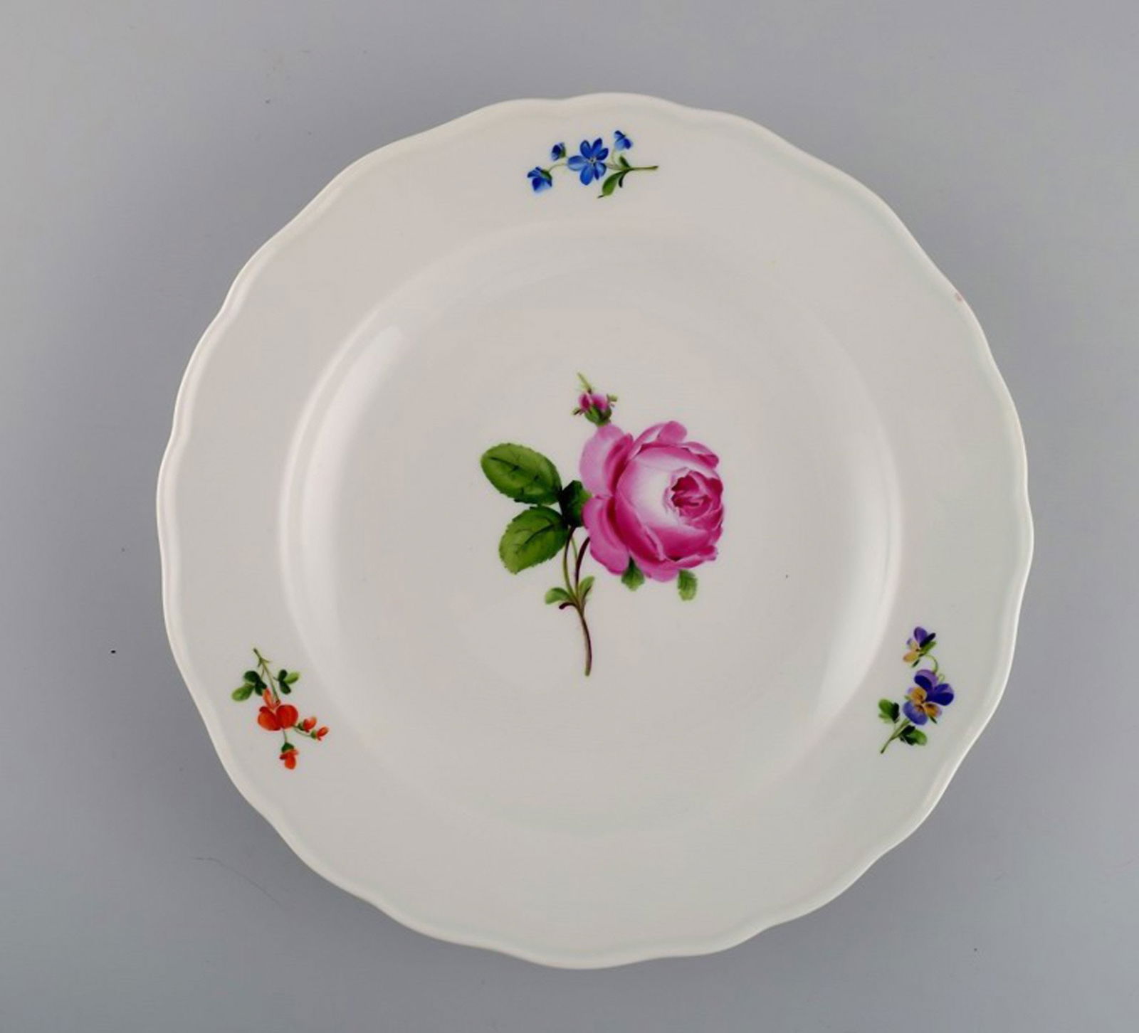 Antique Meissen dinner plate in hand-painted porcelain with flowers. Early 20th century. (1 of 4)