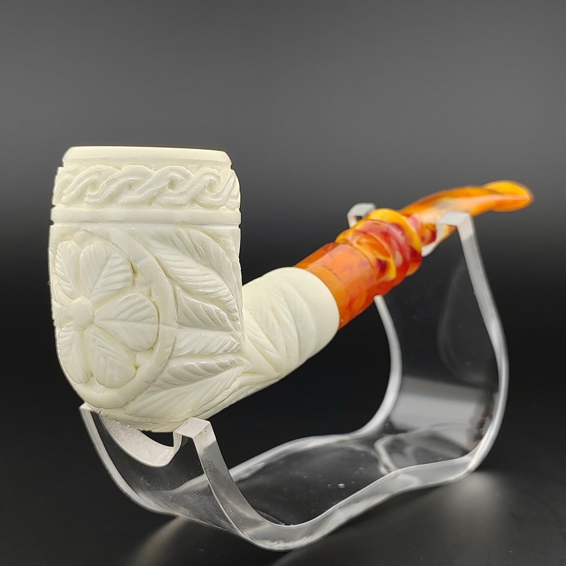 Classic Floral Meerschaum Pipe: Title: Classic Floral Meerschaum Pipe Materials: Meerschaum Dimension: 5.5 inch (14cm) Additional Information: Classic Floral,Hand carved Meerschaum Pipe. Made in Turkey,Eskisehir by Meerschaum Carve 