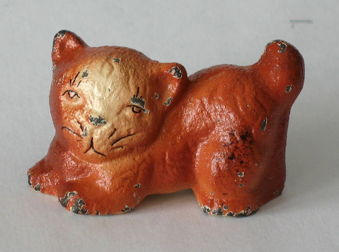 Vintage cast iron cat paper weight. (1 of 3)