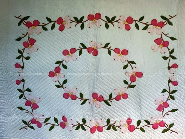 Beautiful DOGWOOD BLOSSOMS APPLIQUE QUILT Scallpped: Title: Beautiful DOGWOOD BLOSSOMS APPLIQUE QUILT Scallpped Date/Period: UNKNOWN Dimension: Approx 91.5 x 73.25 Material: fabric Additional Information: Beautiful DOGWOOD BLOSSOMS Scalloped Edge APPLIQ