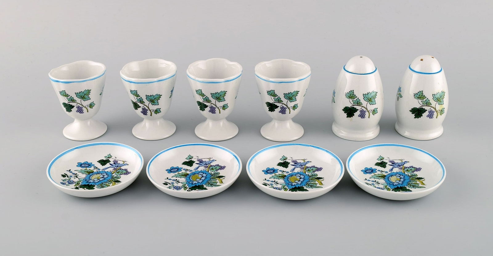 Spode, England. Four Mulberry egg cups, caviar bowls and salt / pepper shaker in hand-painted: Spode, England. Four Mulberry egg cups, caviar bowls and salt / pepper shaker in hand-painted porcelain. 1960s / 70s. Egg cup measures: 6 x 5 cm. The salt shaker measures: 7 x 4.7 cm. The caviar bowl