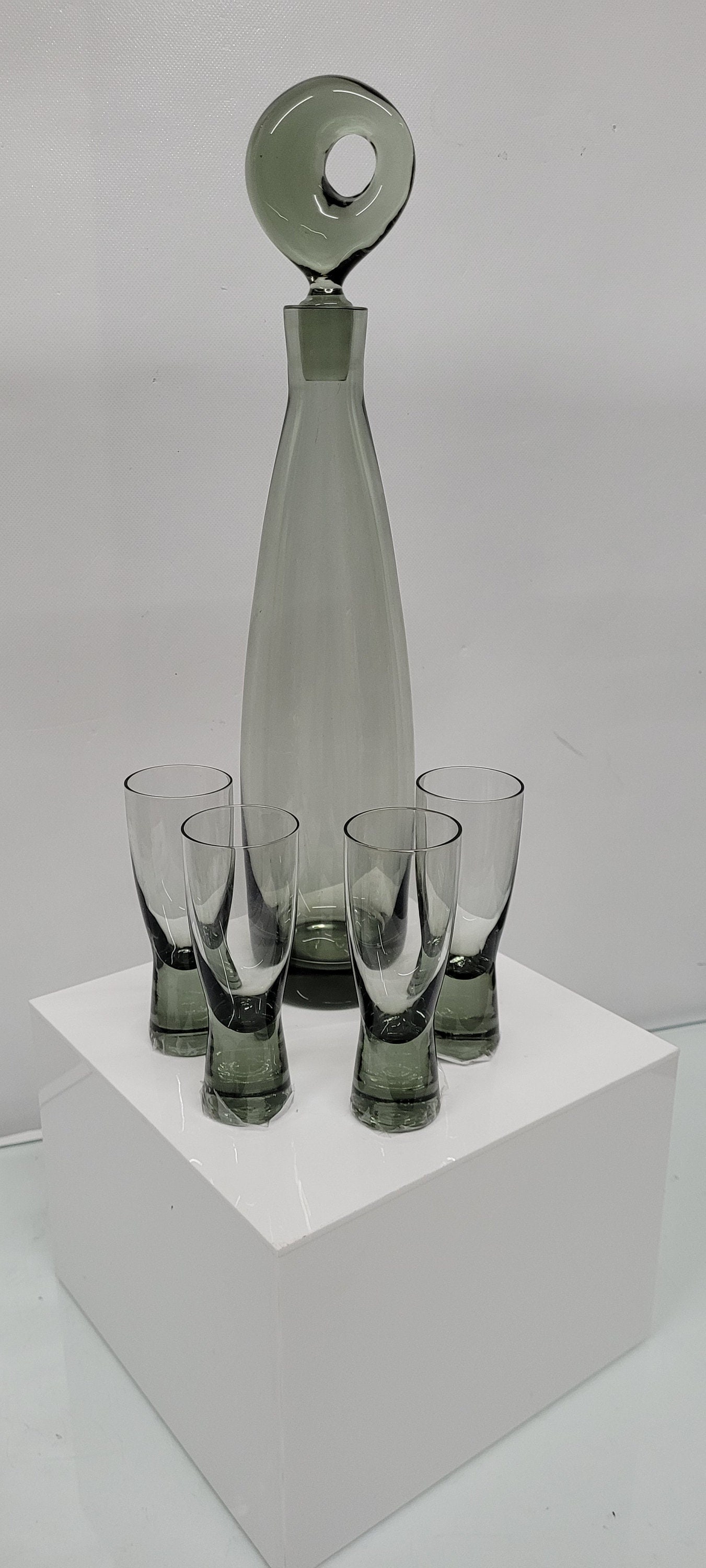 Mid Century Aristokrat Decanter Per Lutken Holmegaard Scandinavian Modern Decor barware Glasses: Vintage from the 1960s Materials: Glass "Aristokrat decanter designed by Per Lutkin for Holmegaard. Smoke gray and in wonderful condition and group of 4 smoke gray Canada glasses by Holmegaard. In gre