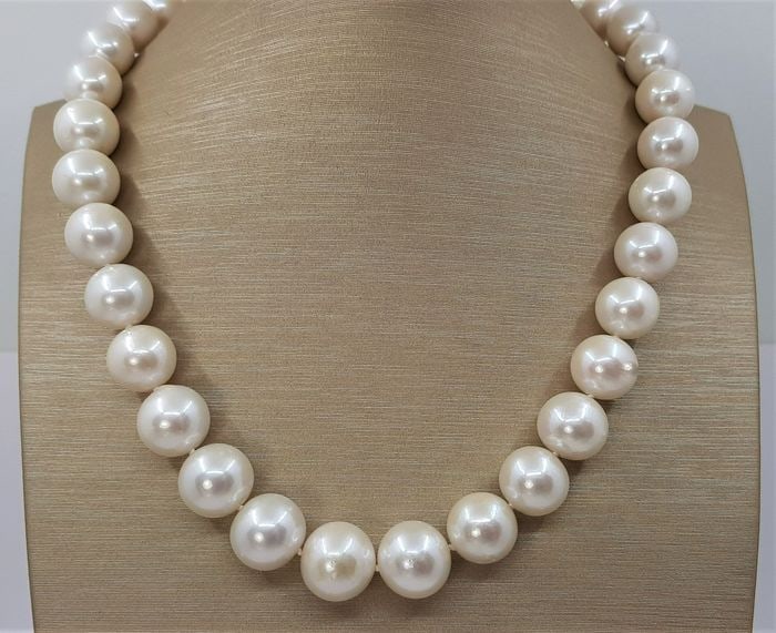 11x14mm White Edison Freshwater Pearls - Necklace: Title: 11x14mm White Edison Freshwater Pearls - Necklace Description: This necklace will stand out for its radiant glow and unique large size ! Most freshwater pearls are nucleated by tissue, but Edis