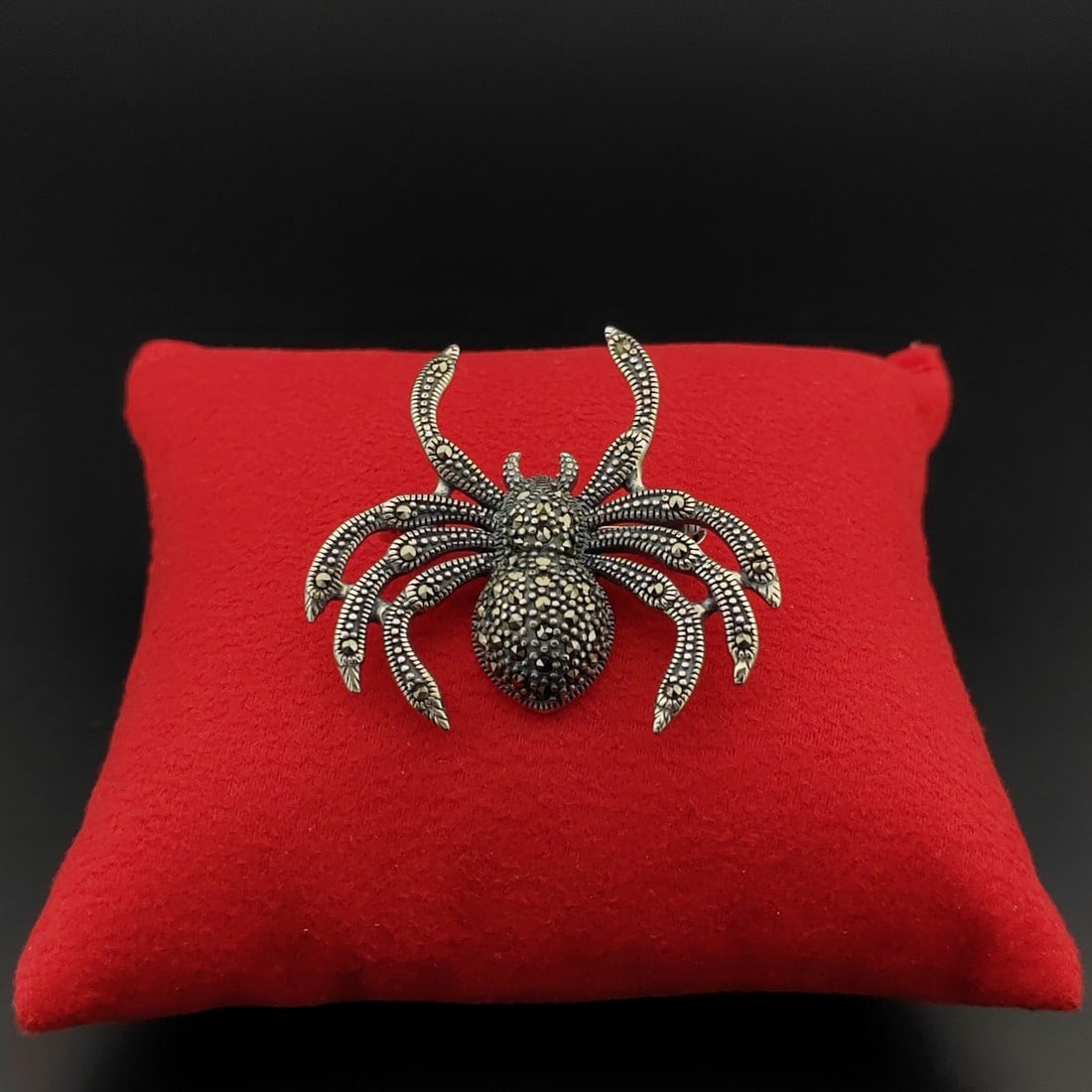 925 Silver Spider Brooch Ornated With Marcasite: Title: 925 Silver Spider Brooch Ornated With Marcasite Description: 925 Silver Spider Brooch Ornated With Marcasite -Condition:New Weight:10.1g Size:1.57x1.53 inch (40x39mm) With Gift Box. Express Shi