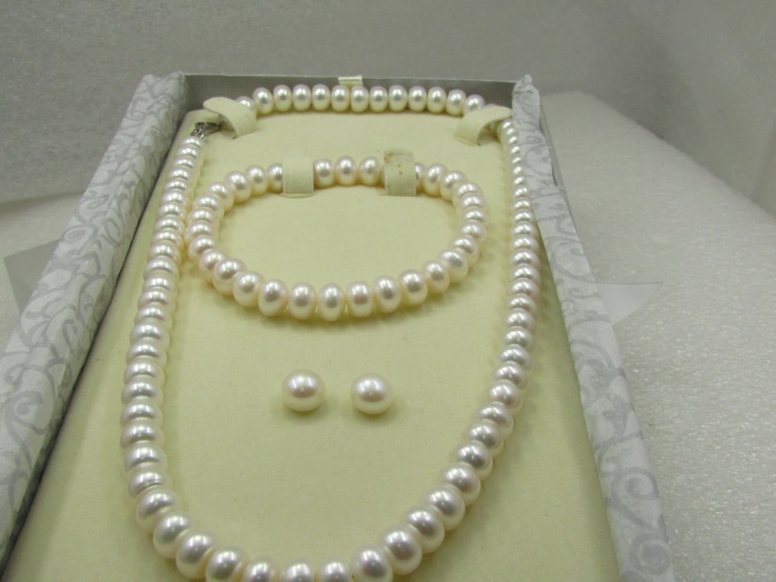 Faux Pearl Necklace, Bracelet & Pierced Earrigns set in Original Box: Faux Pearl Necklace, Bracelet & Pierced Earrigns set in Original Box. Brand new, vintage new stock age appx. 1980's. Signed 3IC. The necklace is 18", the bracelet is stretch and will fit most wrist 8"