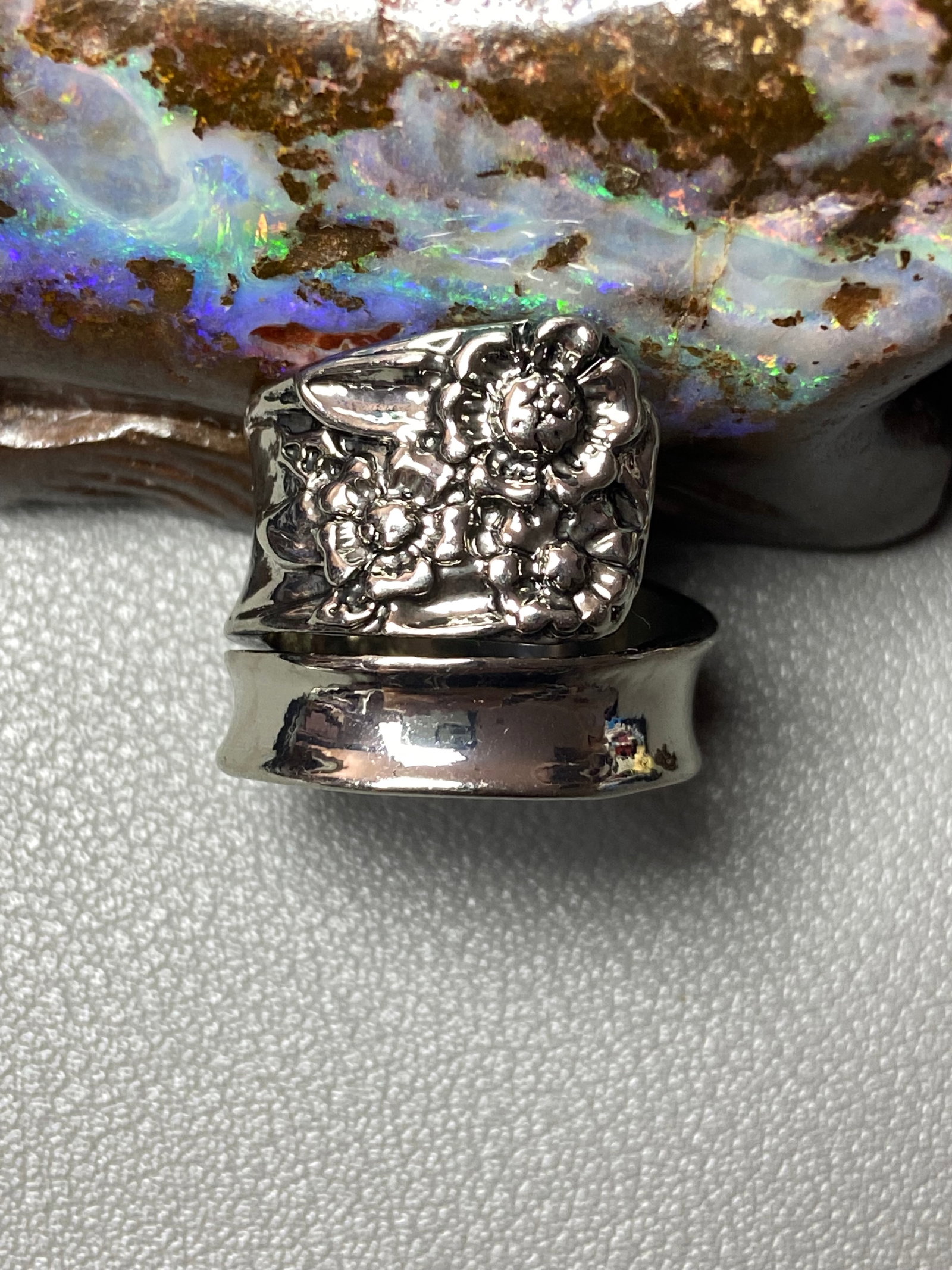 Vintage style Daisy ring spoon ring: Title: Vintage style Daisy ring spoon ring Description: Vintage style Daisy ring spoon ring. Perfect for making a bold fashion statement, this ring is ideal for both daily wear and special occasions. 