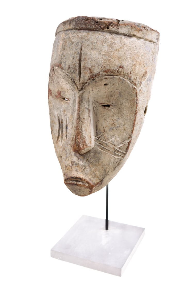 Ngil mask - Wood - Fang - Gabon: Beautiful mask from the NGIL society from the FANG tribe of Gabon. This mask was carved in a sublime and rustic style. With a long nose and a mouth all under the mask, half-rounded eyes. The mask is c