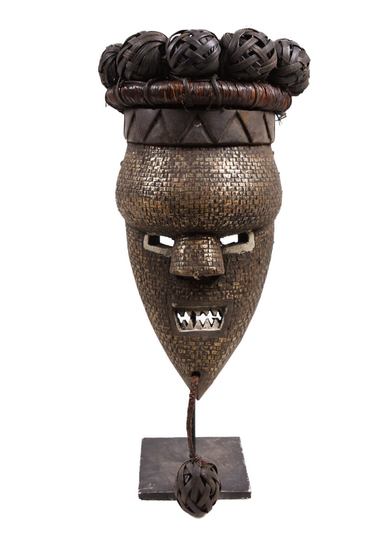 Initiation mask - Copper, Plant fibre, Wood - Salampasu - Congo: SALAMPASU masks are famous and are characterized by a bulging forehead, slanted eyes, a triangular nose and a rectangular mouth displaying filed teeth. This wooden mask has beautiful feathers on top o