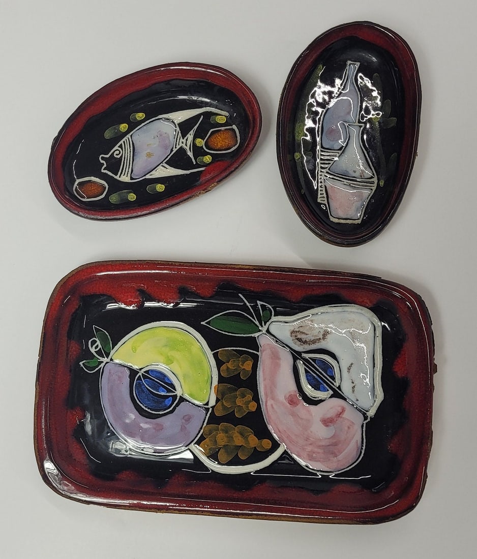 Vintage 50s Italian Mid Century Modernist Leather Wrapped Ceramic Art Pottery Sgraffito San Marino: Vintage from the 1970s Materials: pottery, enamel, leather, clay Width: 3.5 inches Height: .50 inches Depth: 2.5 inches "Vintage 50s Italian Mid Century Modernist Raymor Leather Wrapped Ceramic Art Po