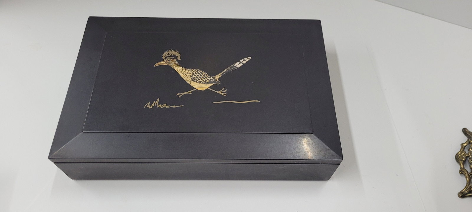Vintage Mid Century Black Road Runner Bird Cigar Box Vanity Hinged Holder Couroc Monterey California: Vintage from the 1960s Materials: Lucite, plastic Width: 2.5 inches Length: 11.75 inches "Vintage Mid Century Black Road Runner Bird Cigar Box Vanity Hinged Holder Couroc Monterey California Barware I