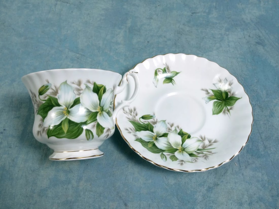 Royal Albert Trillium Bone China Coffee Tea Cup Saucer gold white green England: This very rare and absolutely stunning set of Coffee/Tea cup with saucer from the famous Royal Albert Trillium collection - Made in England. The rims of this pattern are surrounded in blooming Trilliu