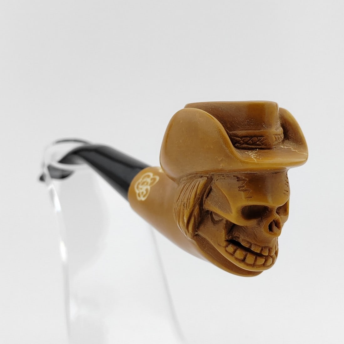 Cowboy Skull Meerschaum Pipe: Title: Cowboy Skull Meerschaum Pipe Materials: Meerschaum Dimension: 5.3 inch (13.5cm) Additional Information: Cowboy Skull,Hand carved Meerschaum Pipe. Made in Turkey,Eskisehir by Meerschaum Carve Ma