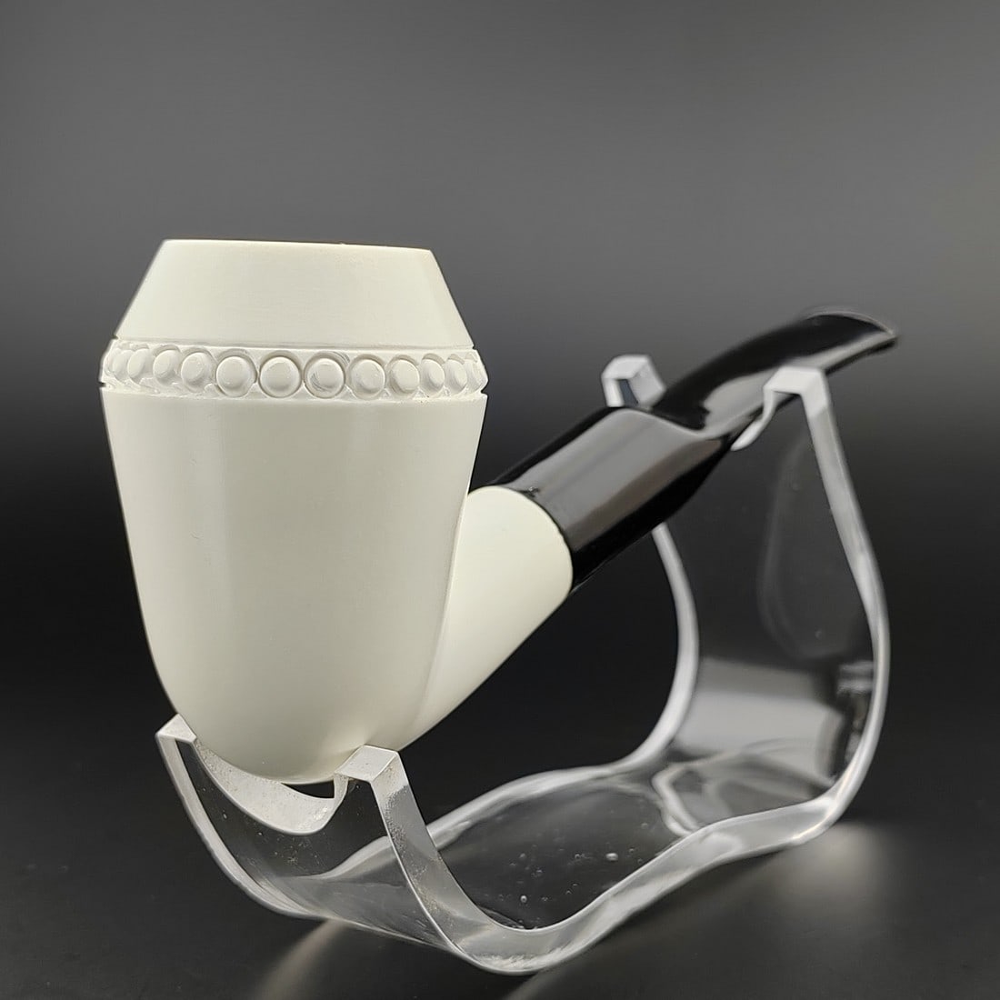 Classic Bulldog Meerschaum Pipe: Title: Classic Bulldog Meerschaum Pipe Materials: Meerschaum Dimension: 5.1 inch (13cm) Additional Information: Classic Bulldog,Hand carved Meerschaum Pipe. Made in Turkey,Eskisehir by Meerschaum Carv