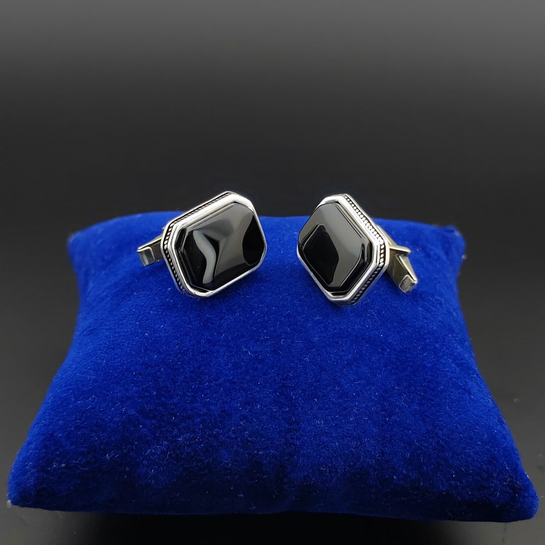 925 Silver Cufflinks with Black Onyx: Title: 925 Silver Cufflinks with Black Onyx Description: 925 Silver Cufflinks with Black Onyx Condition:New -Weight:12g -Size:0.74x0.59 inch (19x15mm) With Gift Box Express Shipping.Carrier:DHL Expres