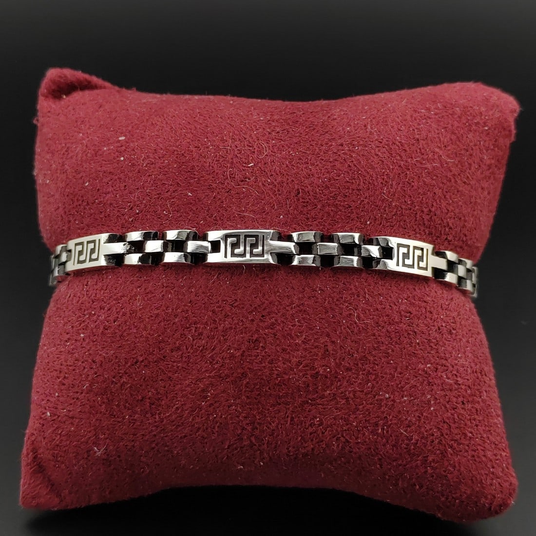 925 Sterling Silver Men's Bracelet: Title: 925 Sterling Silver Men's Bracelet Description: 925 Sterling Silver Men's Bracelet -Condition:New Weight:14.6g -Size:7.87 in(20cm) Link Width:0.23 inch (5.9mm) With Gift Box. Express Shipping.C