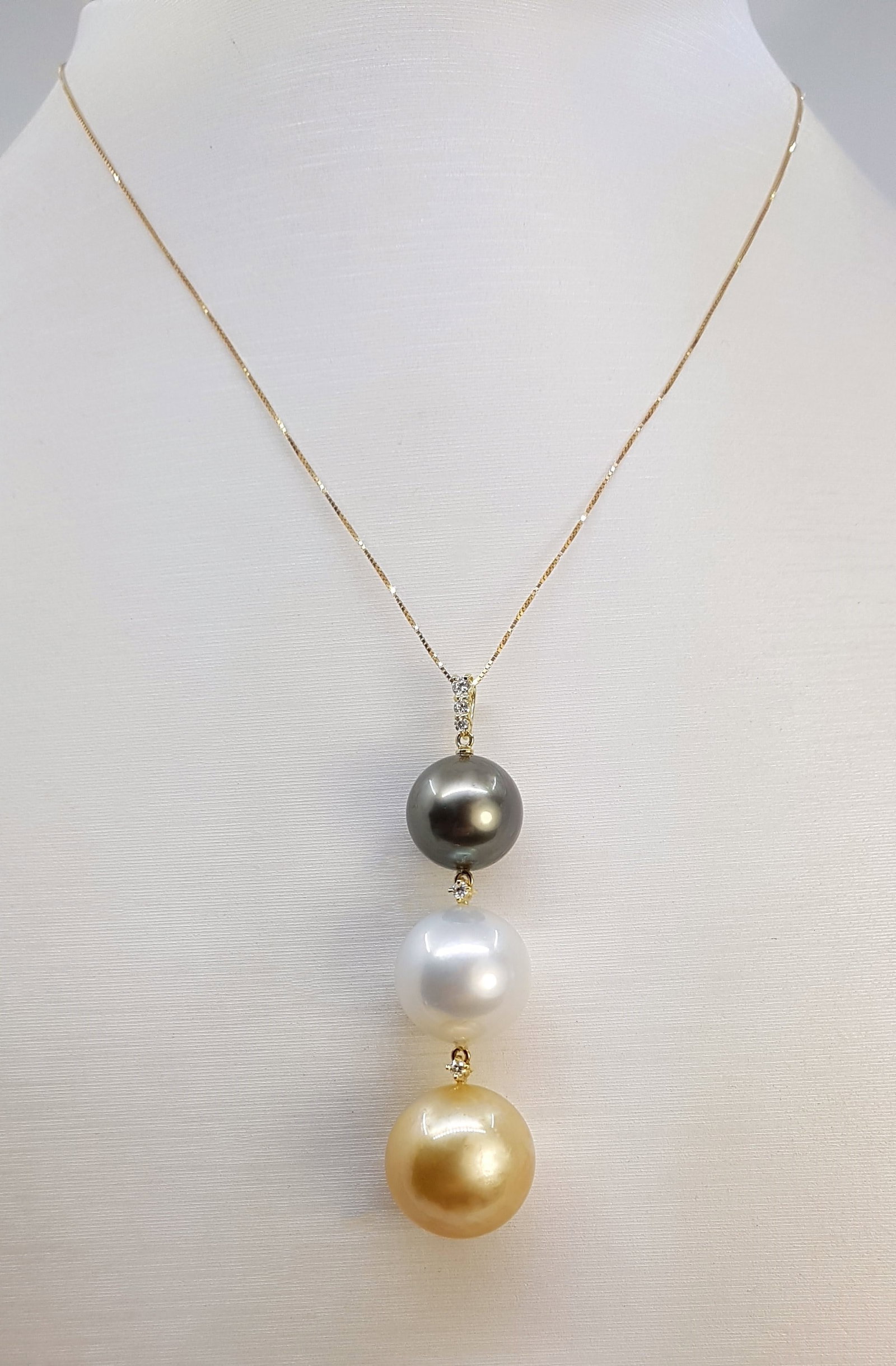 South Sea and Tahitian Pearls - 0.1Ct - Necklace - 18 kt. Yellow gold: Title: South Sea and Tahitian Pearls - 0.1Ct - Necklace - 18 kt. Yellow gold Description: This elegant pendant features a Golden South Sea Pearl, a White South Sea Pearl and a Tahitian Pearl. Emerging