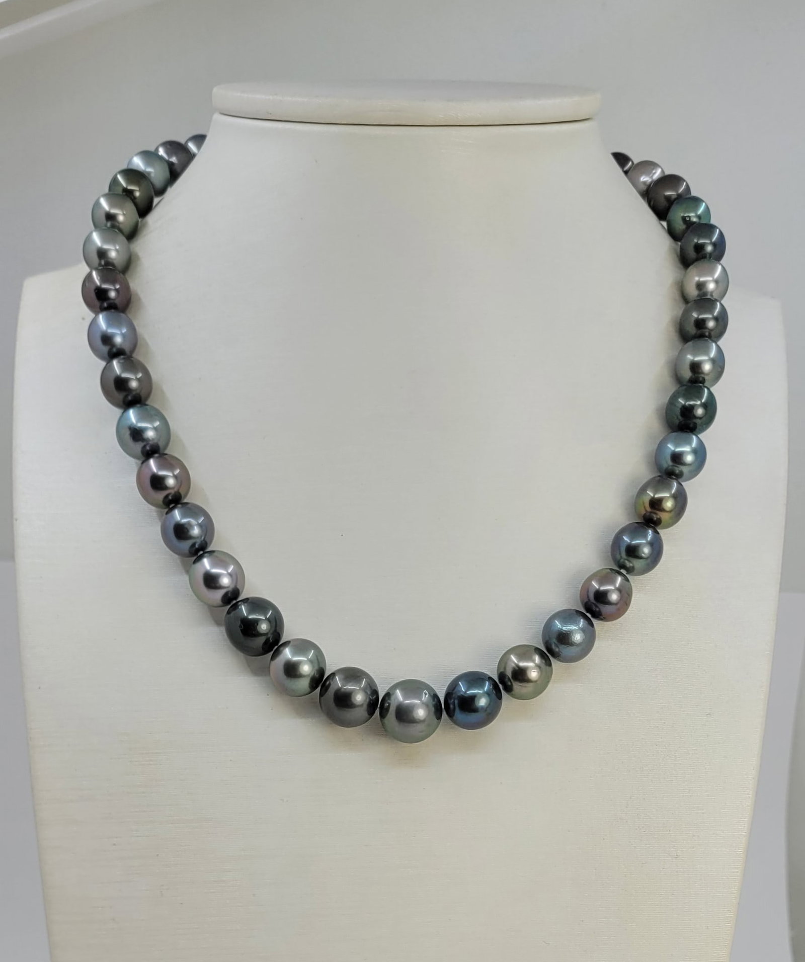 Certified Aurora Peacock - 8.3x11.8mm Multi Tahitian Pearls - Necklace: Title: Certified Aurora Peacock - 8.3x11.8mm Multi Tahitian Pearls - Necklace Description: Special Appellation: Aurora Peacock This necklace is in the category of the strongest Teri according to the t