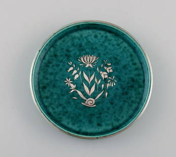 Wilhelm Kåge (1889-1960) for Gustavsberg. Round Argenta art deco dish in glazed ceramics.: Wilhelm Kåge (1889-1960) for Gustavsberg. Round Argenta art deco dish in glazed ceramics. Beautiful glaze in shades of green with silver inlay in the shape of a flower. Dated 1938. Measures: 13.5