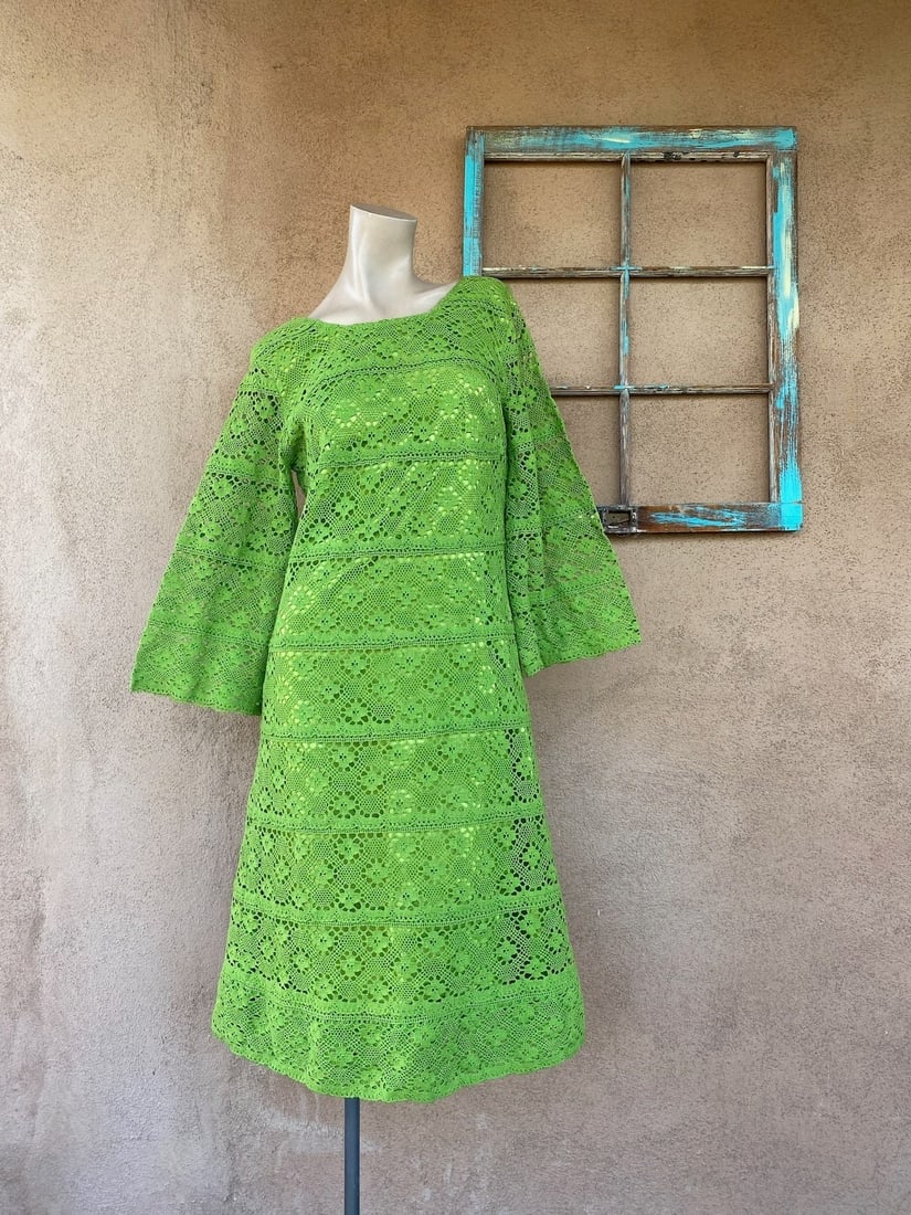 Vintage 1960s Mod Green Lace Cocktail Dress Bell Sleeves Sz S M: Vintage from the 1960s Size: M US women's letter Read the full description Materials: cotton, cotton blend, acetate Size: m us women's letter"Lime green (approx. Pantone 376) Cotton open-weave lace Li