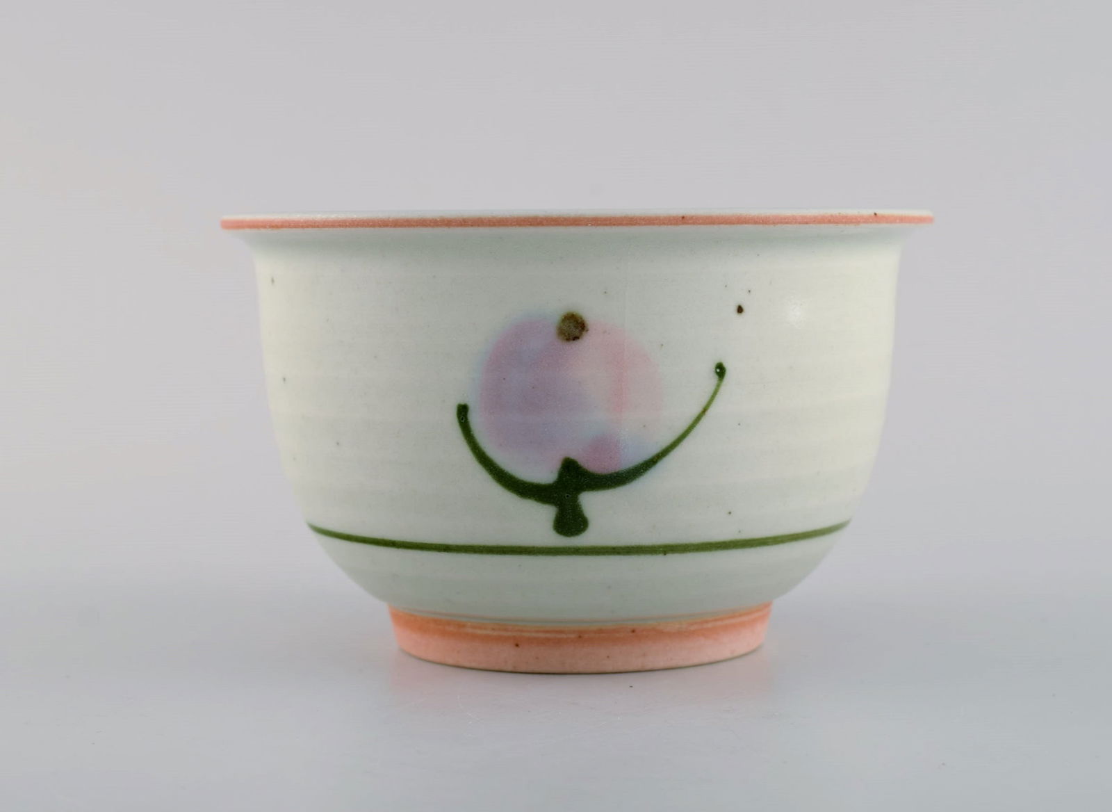 Bodil Manz (b. 1943), Denmark. Unique bowl in glazed ceramics with hand-painted flowers. 1980s.: Bodil Manz (b. 1943), Denmark. Unique bowl in glazed ceramics with hand-painted flowers. 1980s. Measures: 13 x 8 cm. In excellent condition. Signed. Reserve: $238.00 Shipping: Domestic: Shipping rates