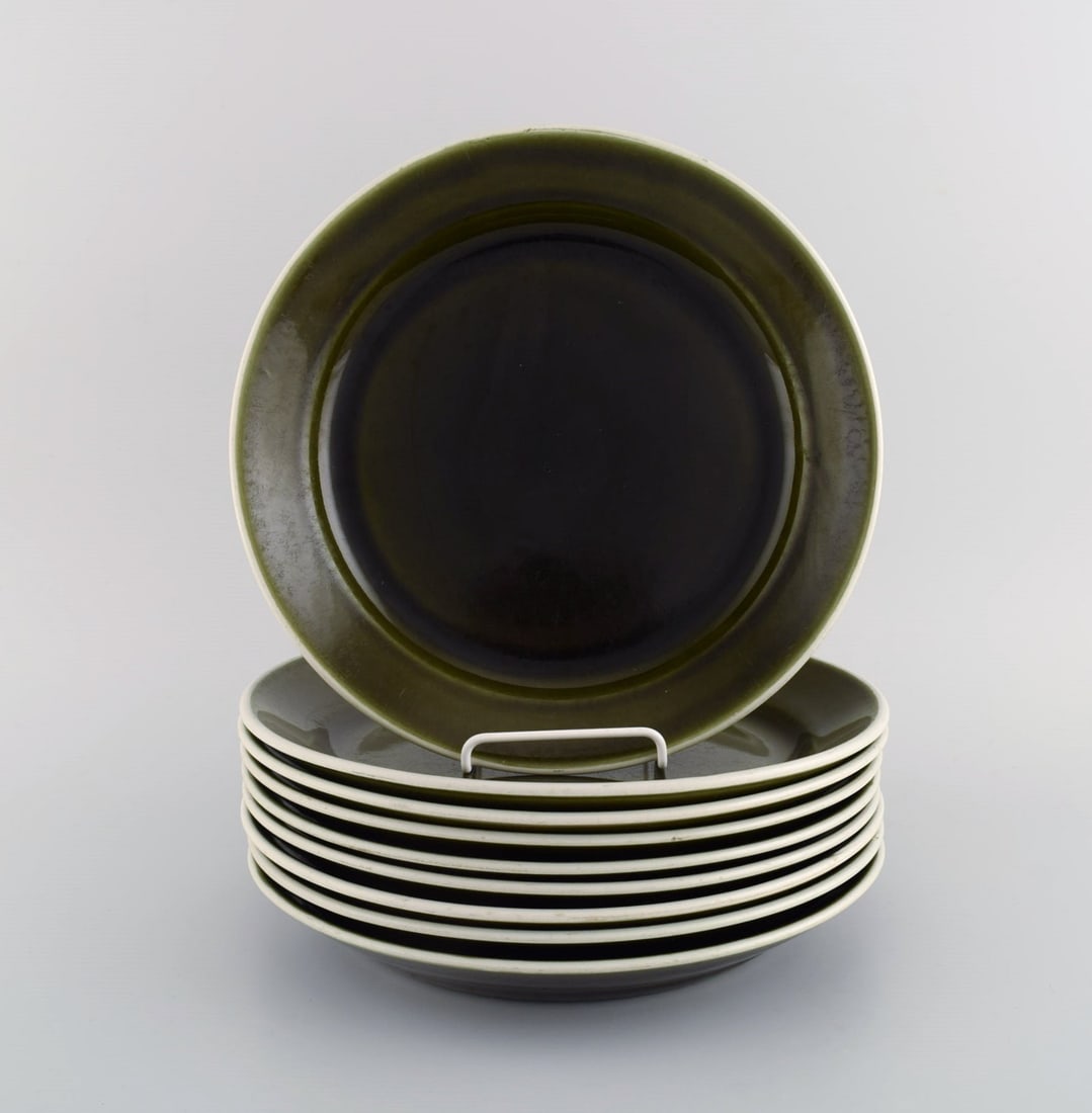Karin Björquist (1927-2018) for Gustavsberg. Nine Vardag plates in glazed stoneware. Beautiful: Karin Björquist (1927-2018) for Gustavsberg. Nine Vardag plates in glazed stoneware. Beautiful glaze in olive green tones. Mid-20th century. Diameter: 25 cm. In excellent condition. Stamped. Reserve: