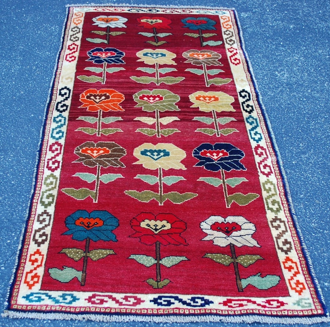 Persian SHIRAZ RUG 3' x 6' 8": Title: Persian SHIRAZ RUG 3' x 6' 8" Description: OLD, ANTIQUEDETAILED TRUE BEAUTY COLORFUL NOMADIC AUTHENTIC HAND KNOTTED Persian SHIRAZ QASHKAI RUG with exact size of 3' X 6' 8" RARE DESIGN,FULL COL