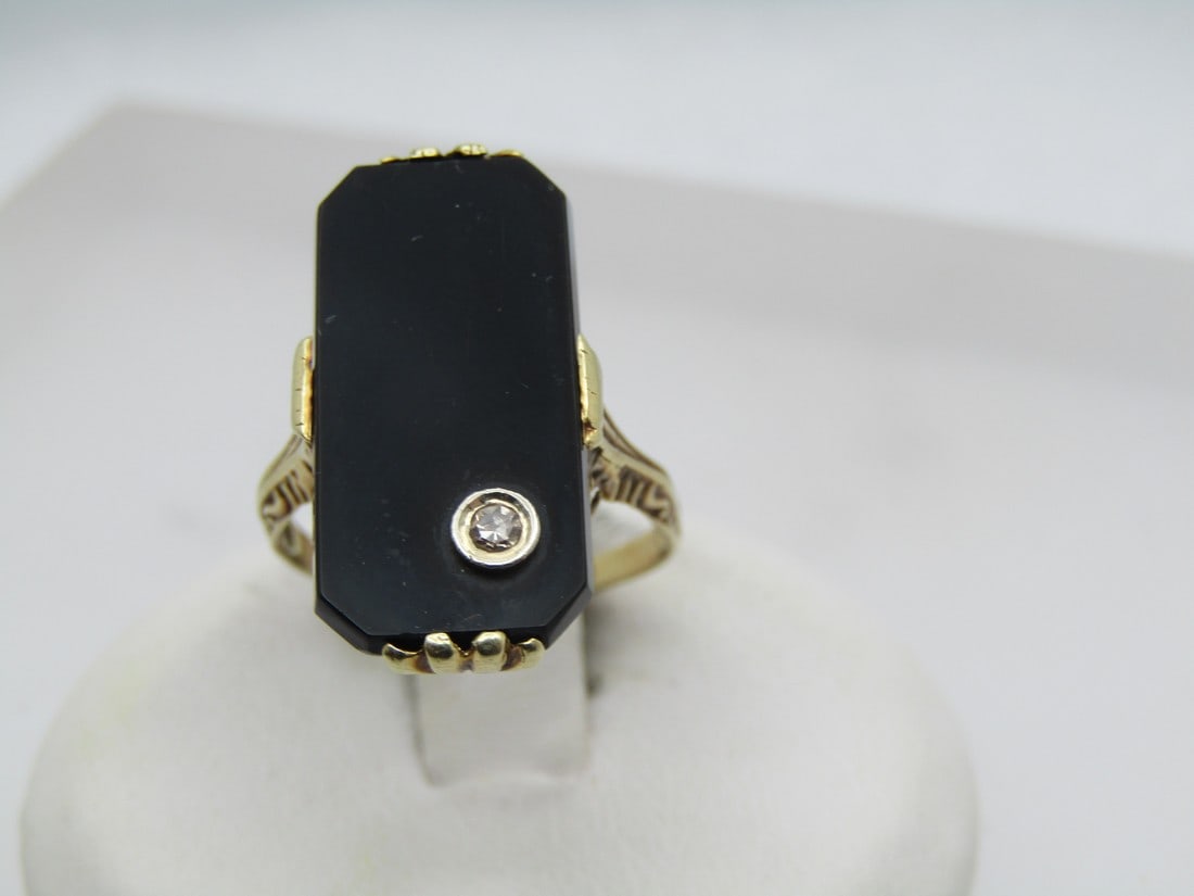 Vintage 14kt Onyx Diamond Ring, Sz. 5.25. Scrolled, Art Deco Themed: Vintage 14kt Onyx Diamond Ring, Sz. 5.25. Scrolled, 1940's-1950's or earlier - art deco or art deco themed. The onyx is a long rectangle with cut corners and appx. 20mm by 10mm. In one corner it has a