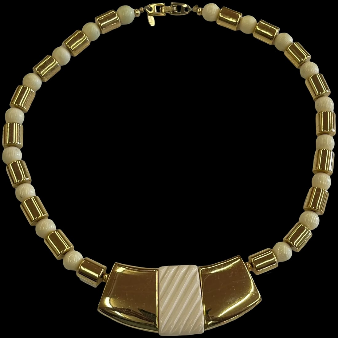 Vintage Napier Collar Necklace: Title: Vintage Napier Collar Necklace Description: Vintage Napier Collar Necklace Costume Measures 18 inches length Date/Period: Vintage Materials: Costume Dimensions: Measures 18 inches length Reserv