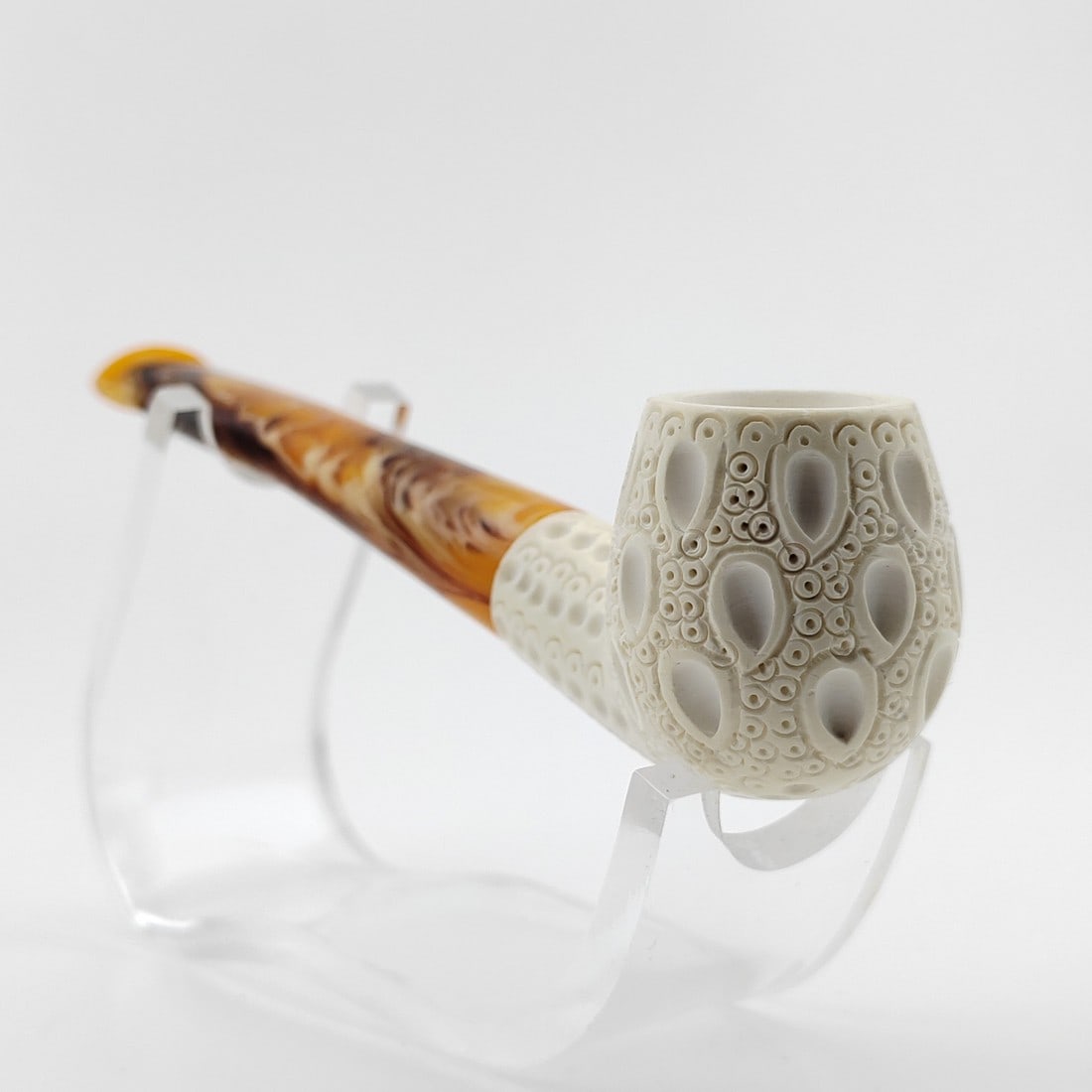 Classic Lattice Meerschaum Pipe: Title: Classic Lattice Meerschaum Pipe Materials: Meerschaum Dimension: 5.1 inch (13cm) Additional Information: Classic Lattice,Hand carved Meerschaum Pipe. Made in Turkey,Eskisehir by Meerschaum Carv