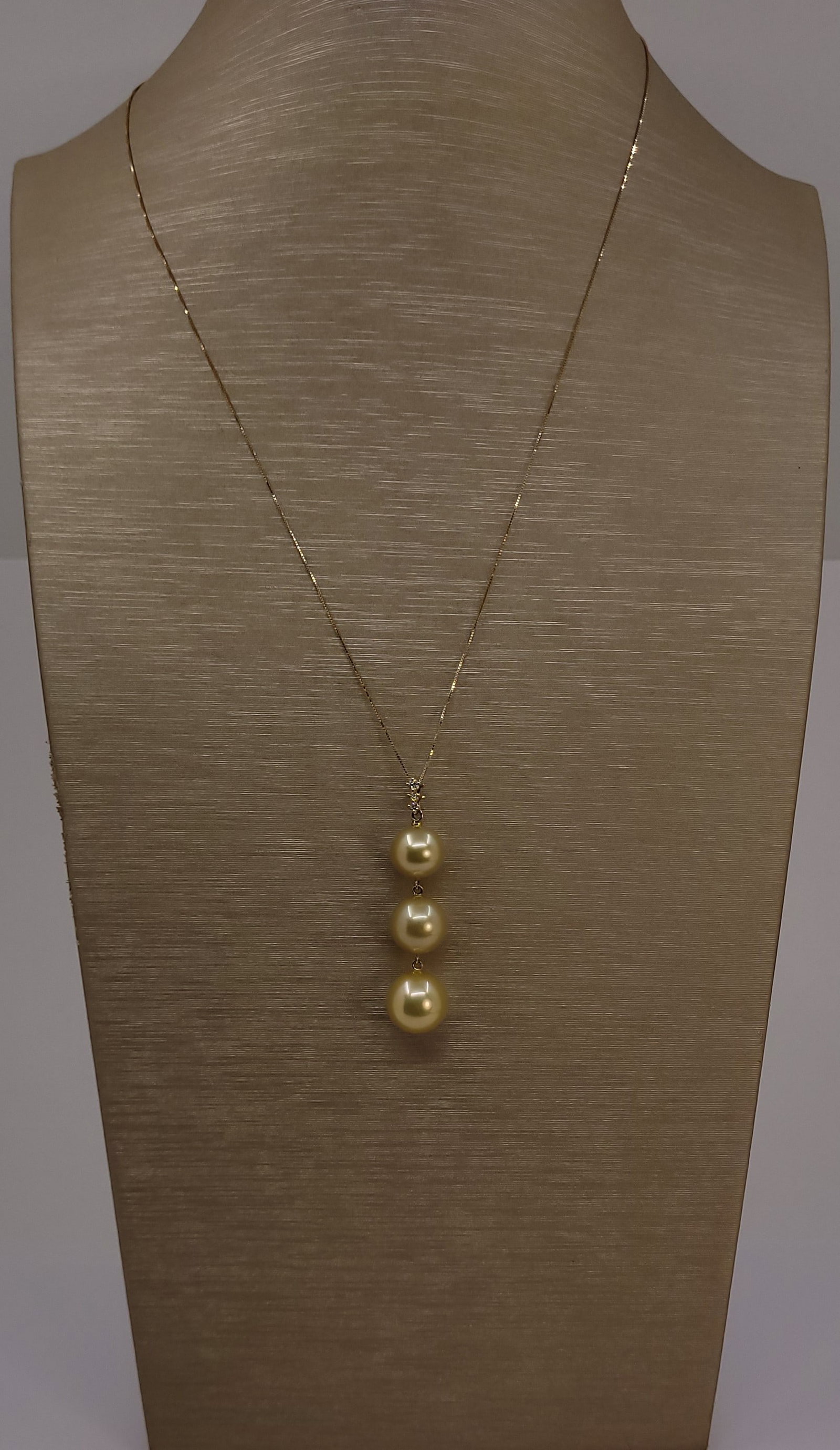 Golden South Sea Pearls - 0.1Ct - Necklace - 18 kt. Yellow gold: Title: Golden South Sea Pearls - 0.1Ct - Necklace - 18 kt. Yellow gold Description: This elegant pendant features 3 deep golden South Sea pearls. Emerging from the warm oceans of Australia, the south 
