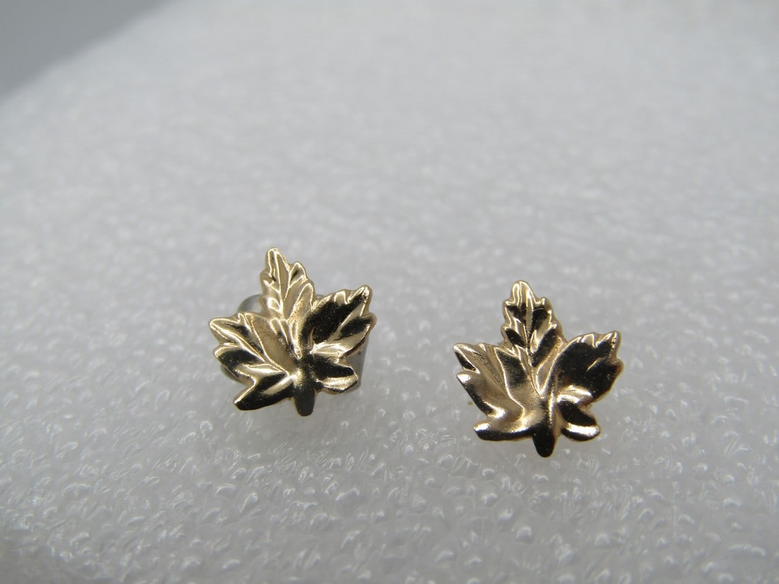 Vintage 14kt Maple Leaf Stud Earrings, Pierced, Yellow Gold (1 of 7)