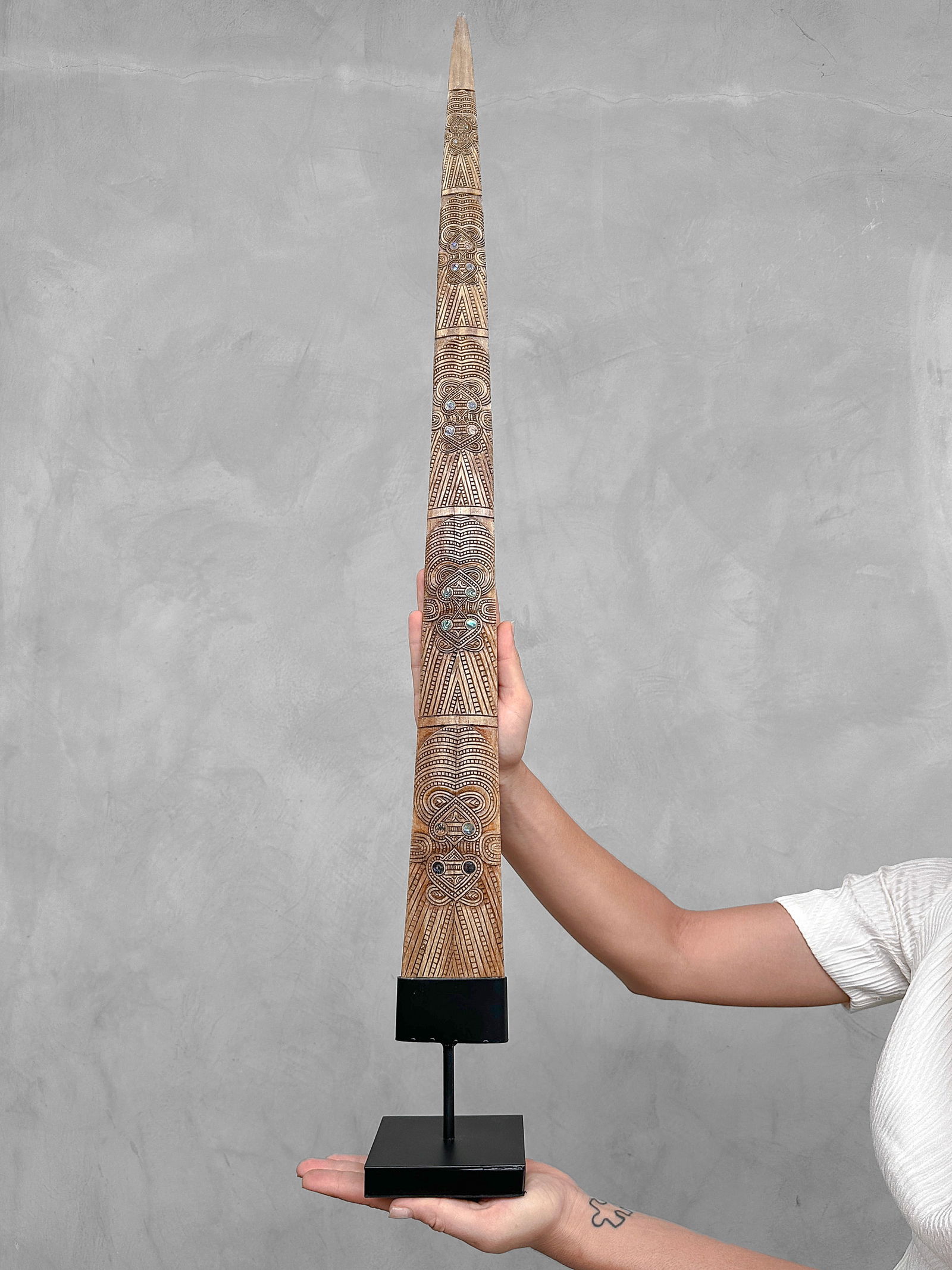 Swordfish tusk Maori - Wheku & Tiki with abalone inlay: Title: Swordfish tusk Maori - Wheku & Tiki with abalone inlay Maker: Unknown Origin:Indonesia Date/Period:2024 Materials:Xiphias Gladius, Bone, steel, Dimensions:Height including stand: 92 cm / 36.2 i