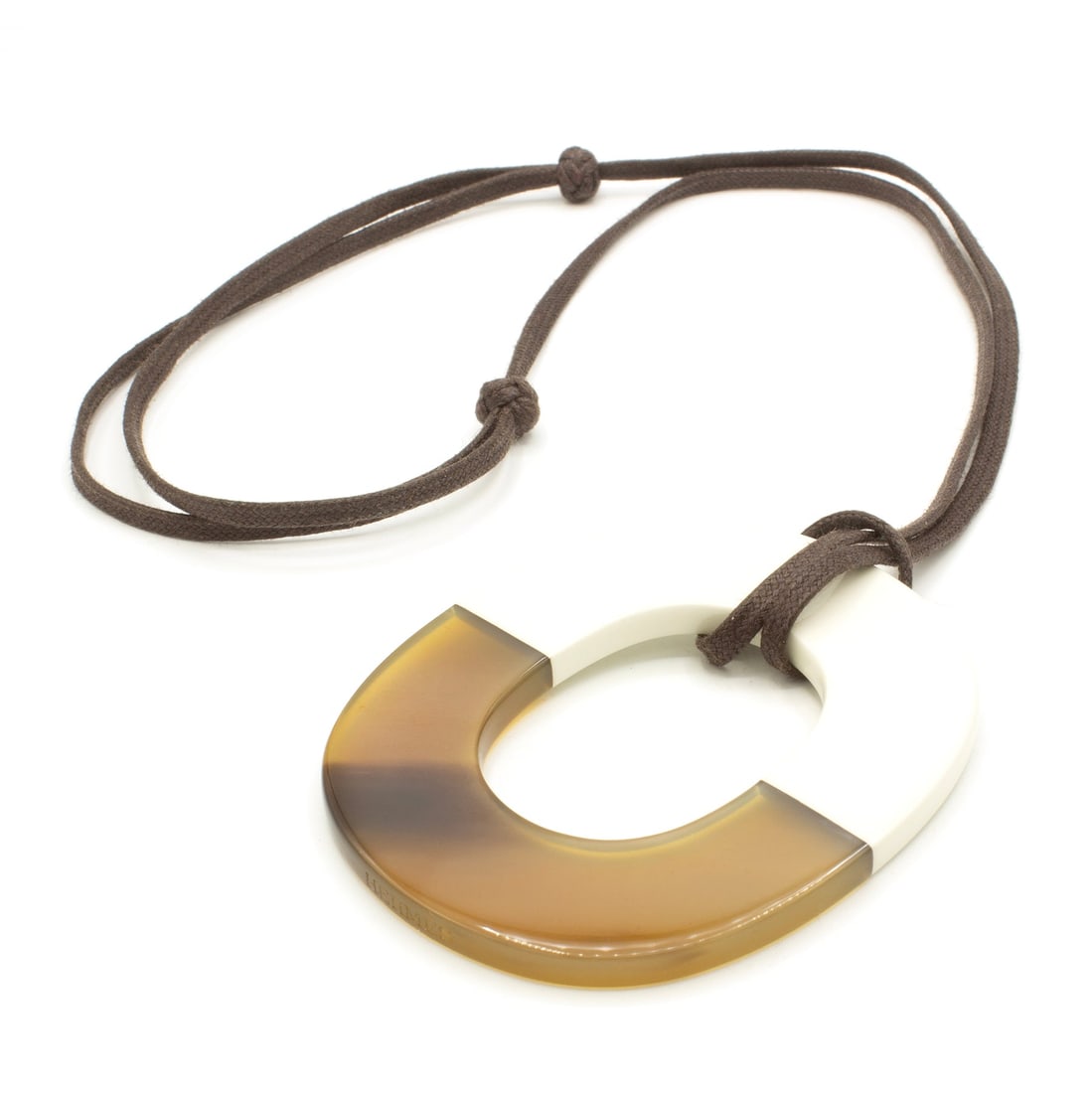 Hermès Isthme necklace: Très beau collier Hermès, modèle Isthme. - Pendentif en corne de buffle laquée avec lien réglable en coton ciré. - Dimensions : pendentif 7,2 x 6 cm environ. - Tour de co