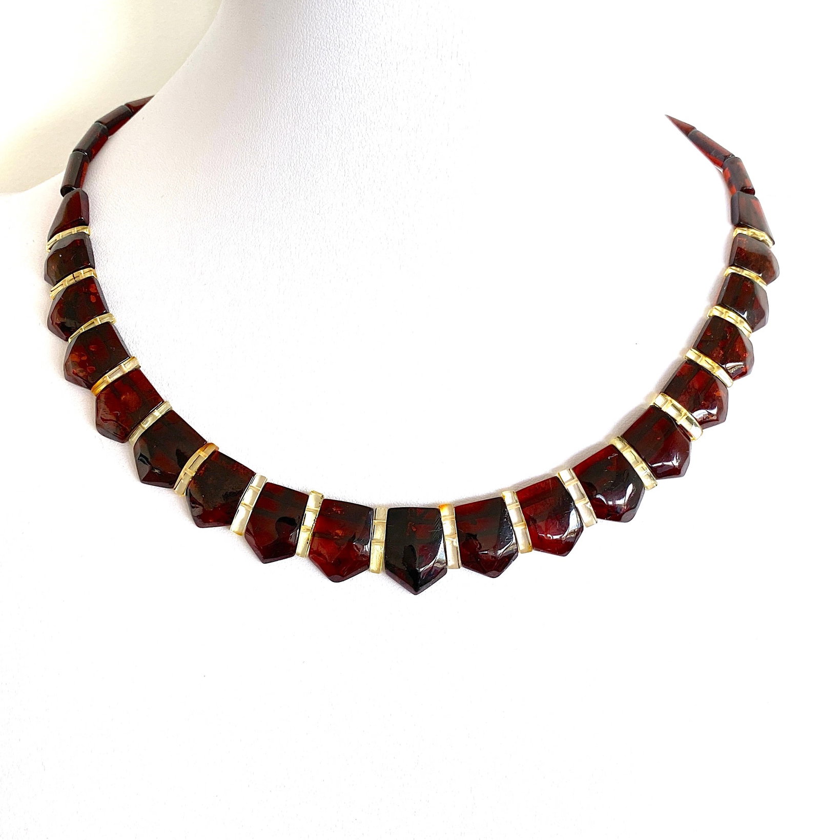 Incredible Amber Cleopatra necklace: Title: Incredible Amber Cleopatra necklace Metal: None Gemstones:Amber Weights:14.9 g Size:Size: 450.0 x 14.0 x 5 mm Size: 17.717 x 0.551 x 0.2 inches Made of: (Reconstituted Amber or Whole Stone):Who