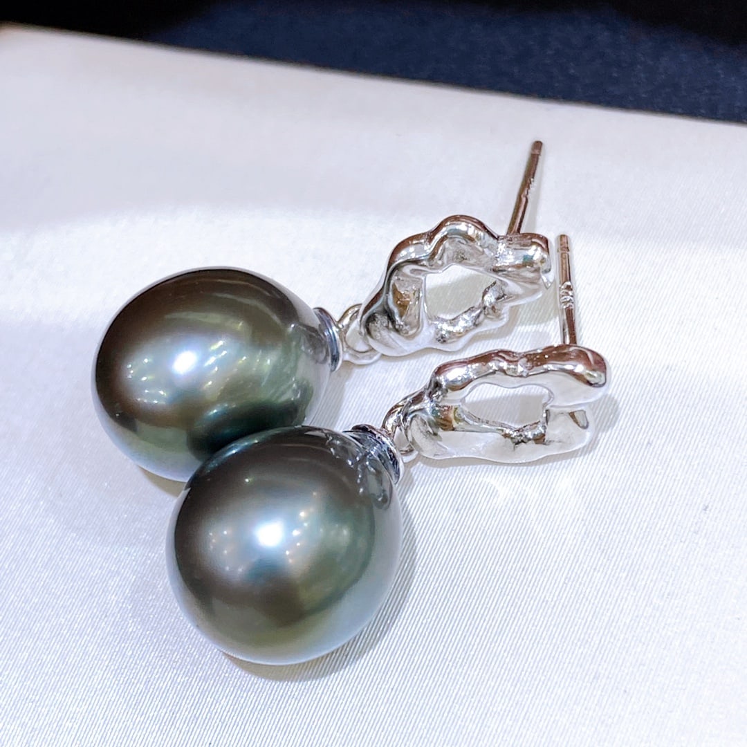 Natural Tahitian Black Pearl Earrings (1 of 5)
