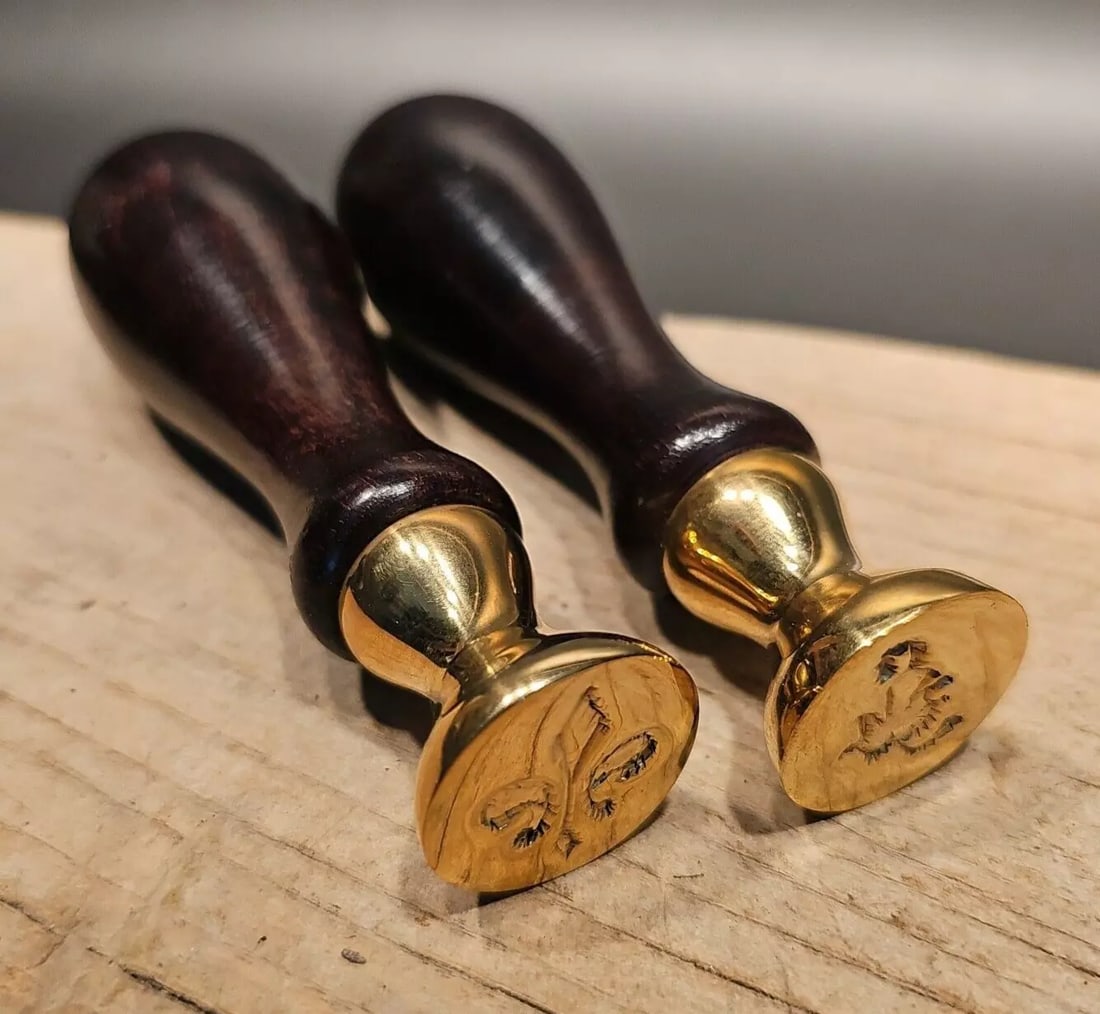 2) 5 1/2" Fleur de lis Wood Turned Wax Seals Brass Letter Stamp: Description (2) 5 1/2" Long wax seals. Wonderful reproduction wax seals. Great hand turned handles. All brass seals. One is a fleur de lis, one is a leaf pattern. Nice quality piece certain to be a gr