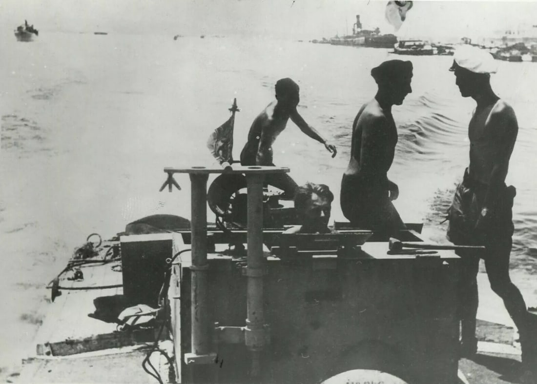 Vintage Photography FRANCE PRESSE German Dredgers, Port of Tobrouk WWII 1942: Title: Vintage Photography FRANCE PRESSE German Dredgers, Port of Tobrouk WWII 1942 Description: Vintage press silver print 13 x 18 cm Explanatory text typed on the back Agency credit on the back
