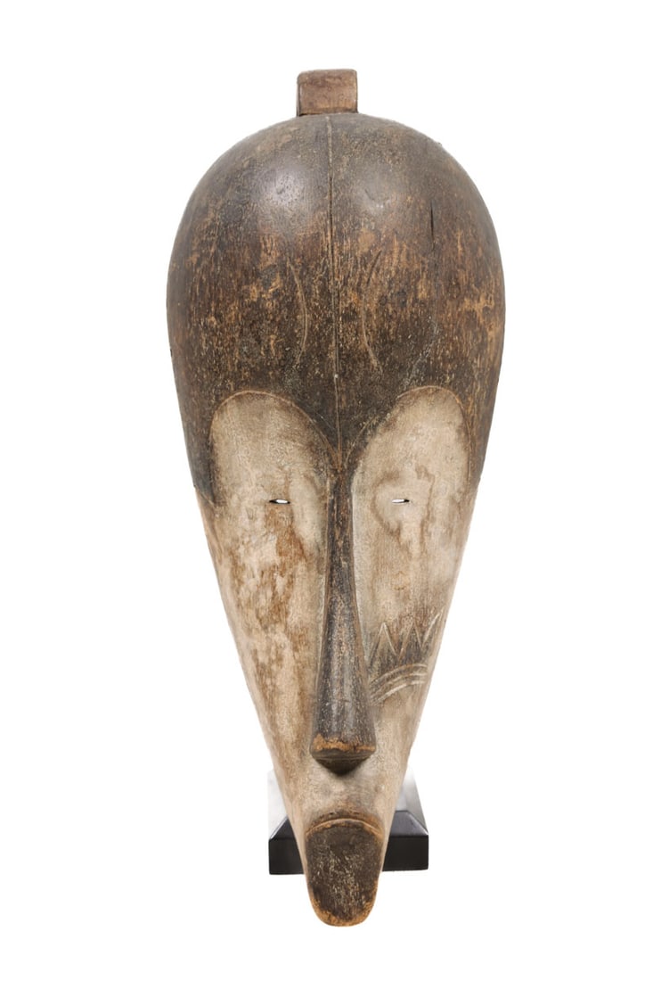 Ngil mask - Wood - Fang - Gabon: Beautiful old mask from the NGIL society from the FANG tribe of Gabon. This mask was carved in a sublime and rustic style. With a long nose and a mouth all under the mask, half-rounded eyes. The mask 