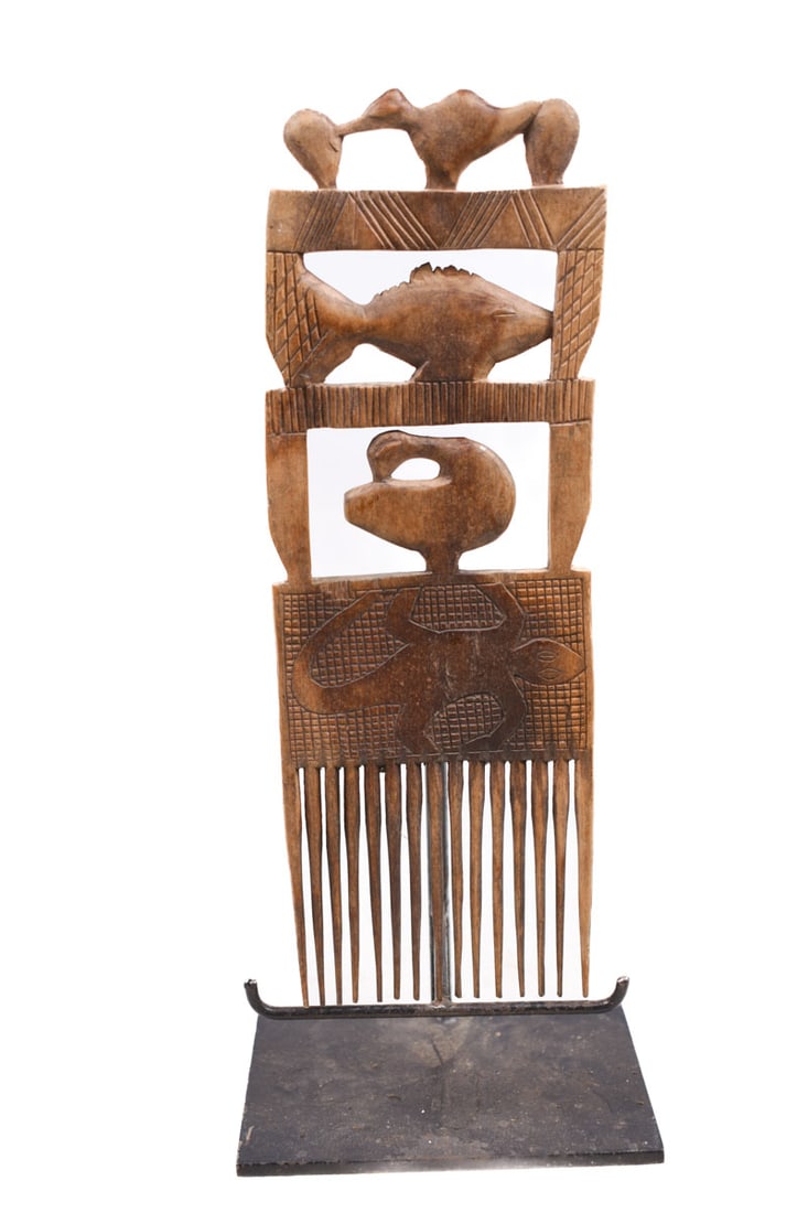 Comb - wood- Ashanti - Ghana: Detailed wooden comb with great patina from the Ashanti tribe of Ghana. The comb is made from wood. Good condition with traces of wear and tear. Provenance: Manfred Sch?fer collection, ex- gallery own