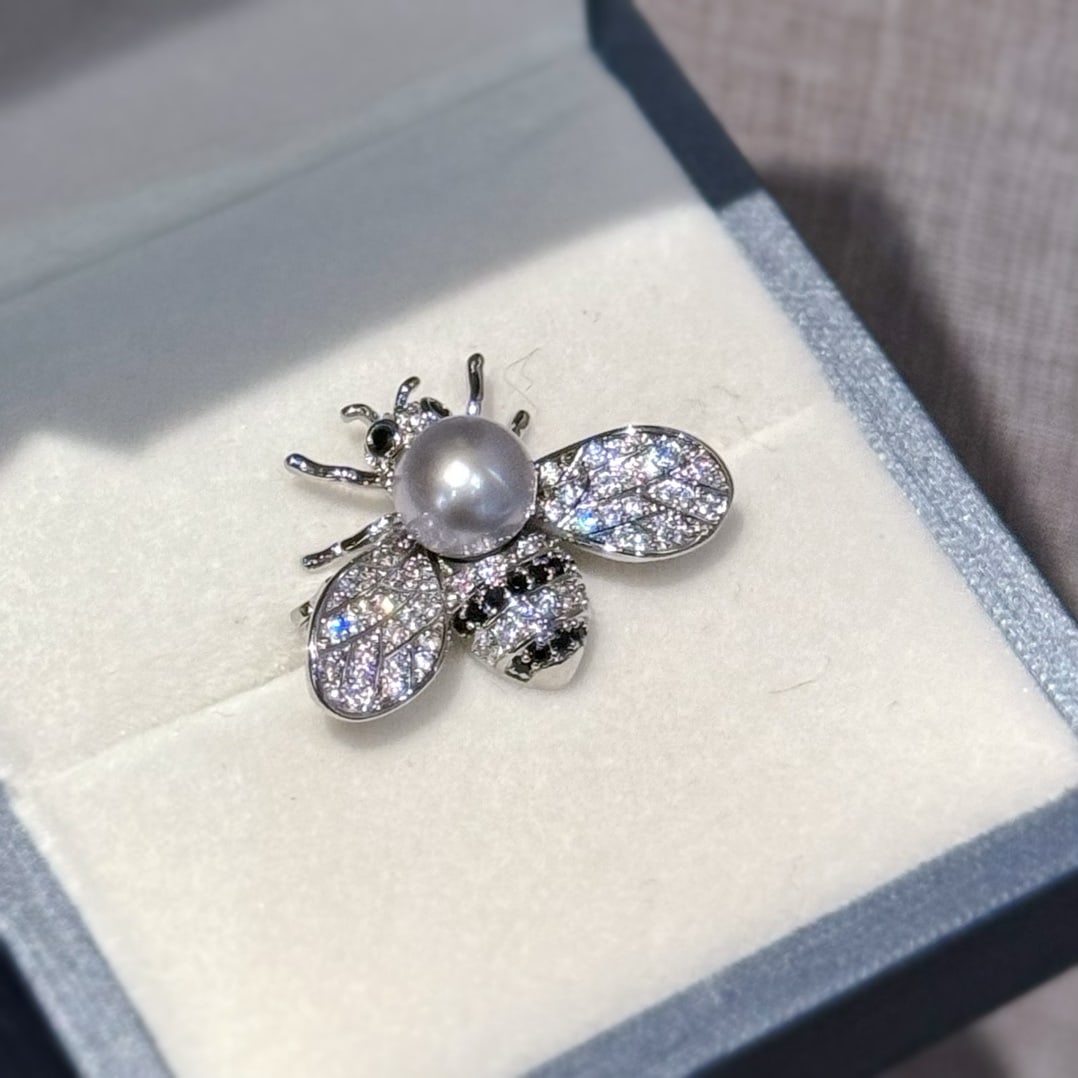 Little Bee Pearl Brooch: Bee pearl brooch. About 7-8mm. Perfect round and flawless quality Reserve: $150.00 Shipping: Domestic: Shipping rates are determined by destination International: Foreign shipping rates are determined