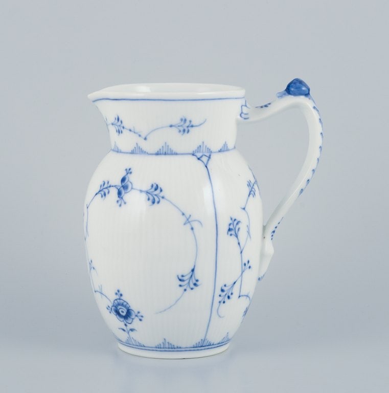 Royal Copenhagen, Blue Fluted Plain, jug. With small snail on top of handle.: Royal Copenhagen, Blue Fluted Plain, jug. With small snail on top of handle. Approximately from the 1930s. Model 1/450. Marked. First factory quality. Perfect condition. Dimensions: Height 15.0 cm x W