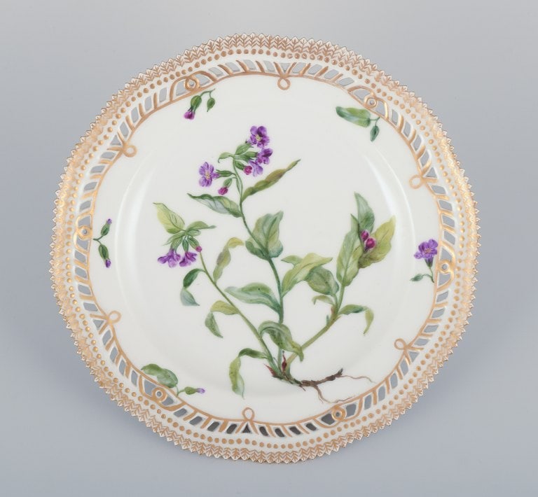 Royal Copenhagen Flora Danica, open lace lunch plate. Latin text. Decorated outside the factory.: Royal Copenhagen Flora Danica, open lace lunch plate. Latin text. Decorated outside the factory. Early 1900s. Marked. Perfect condition. Second factory quality. Diameter 21.8 cm. Reserve: $420.00 Ship