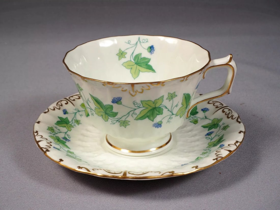 ROYAL CROWN DERBY MEDWAY Maple Leaf GREEN Tea Coffee Cup Saucer Gold England (1 of 6)