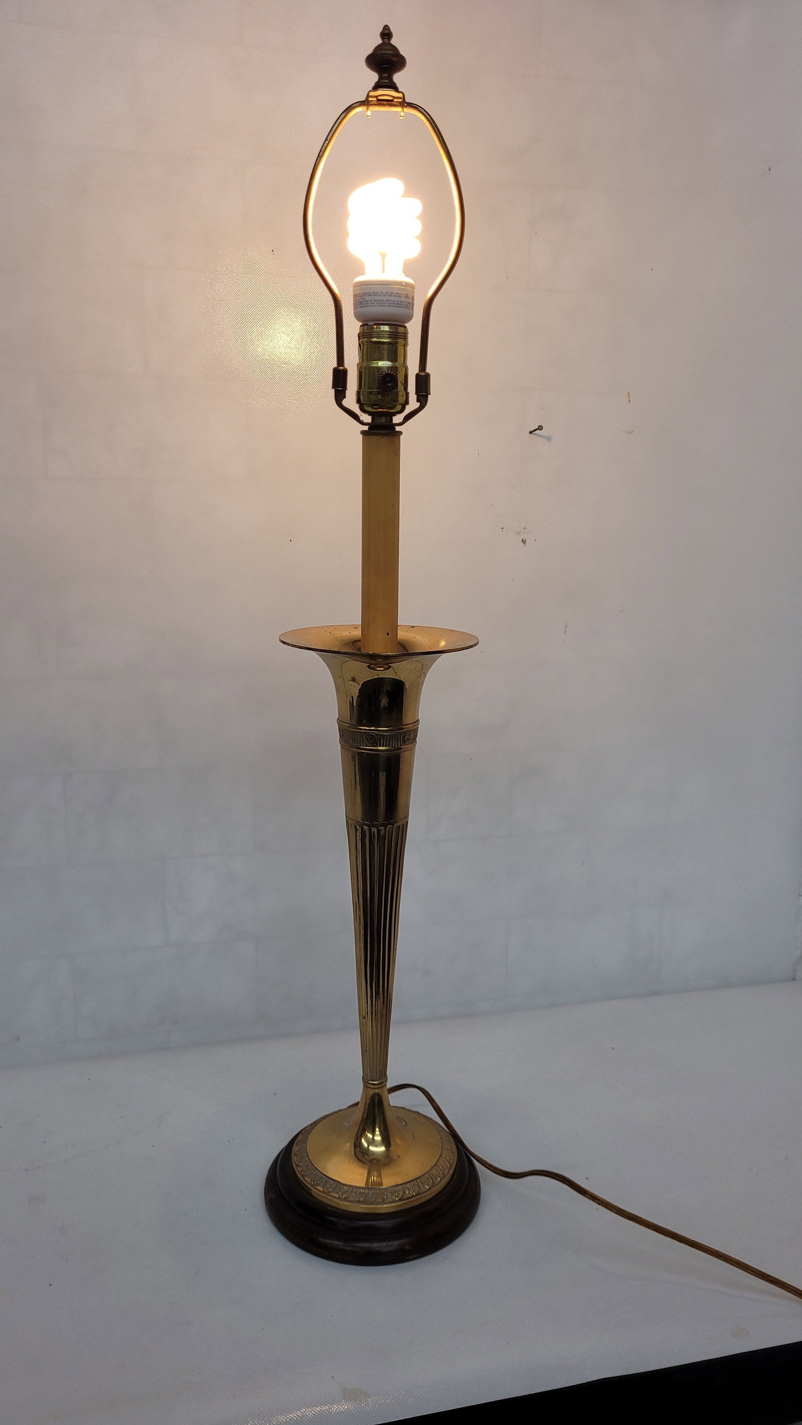 Vintage Frederick Cooper Table Lamp Tulip Gold Brass Lamp Hollywood Regency: Vintage from the 1990s Materials: Glass, metal Width: 6.5 inches Height: 25 inches Depth: 6.5 inches "Vintage Frederick Cooper Table Lamp Tulip Gold Brass Lamp Hollywood Regency In good working condit