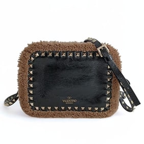 VALENTINO GARAVANI Rockstud shearling shoulder bag in black patent leather